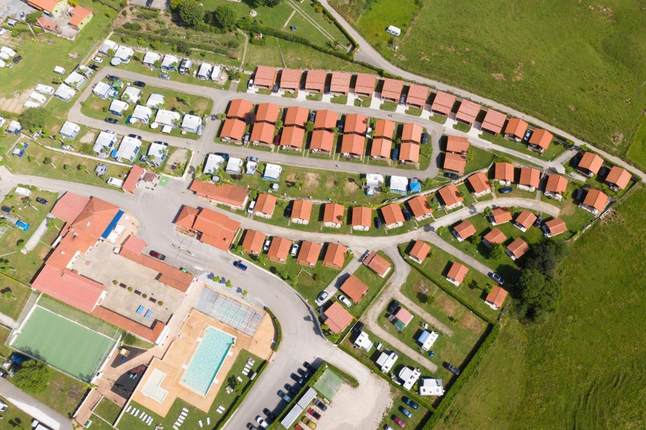 Bungalows Playa De Oyambre San Vicente De La Barquera Exteriör bild